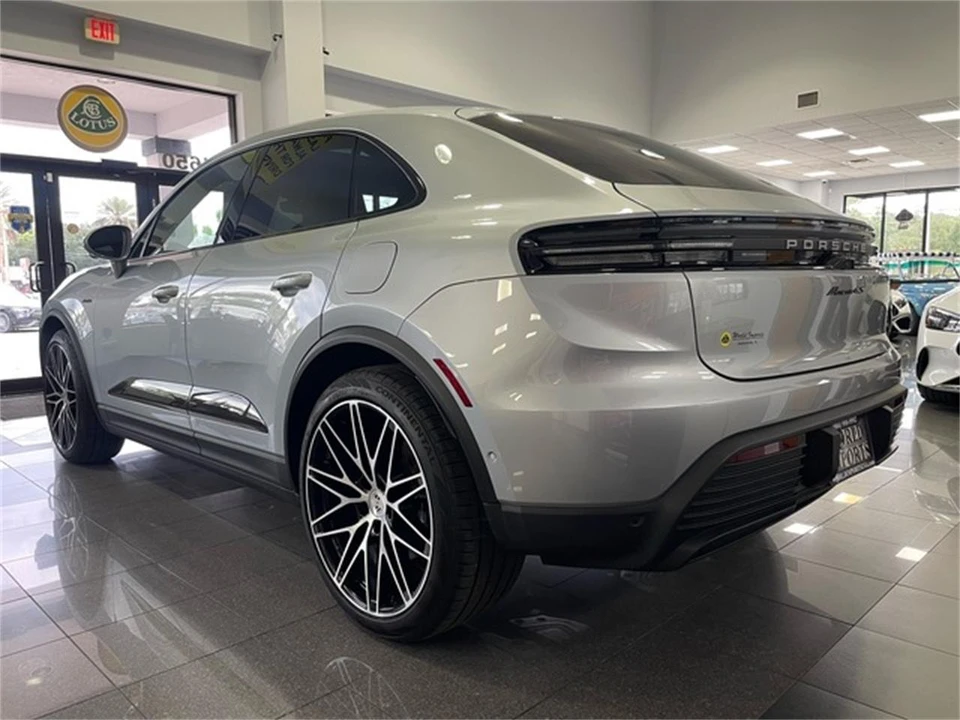 2025 Porsche Macan Electric - Image 3 of 31