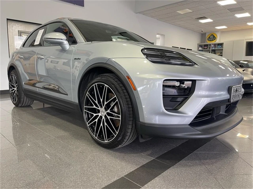 2025 Porsche Macan Electric - Image 7 of 31
