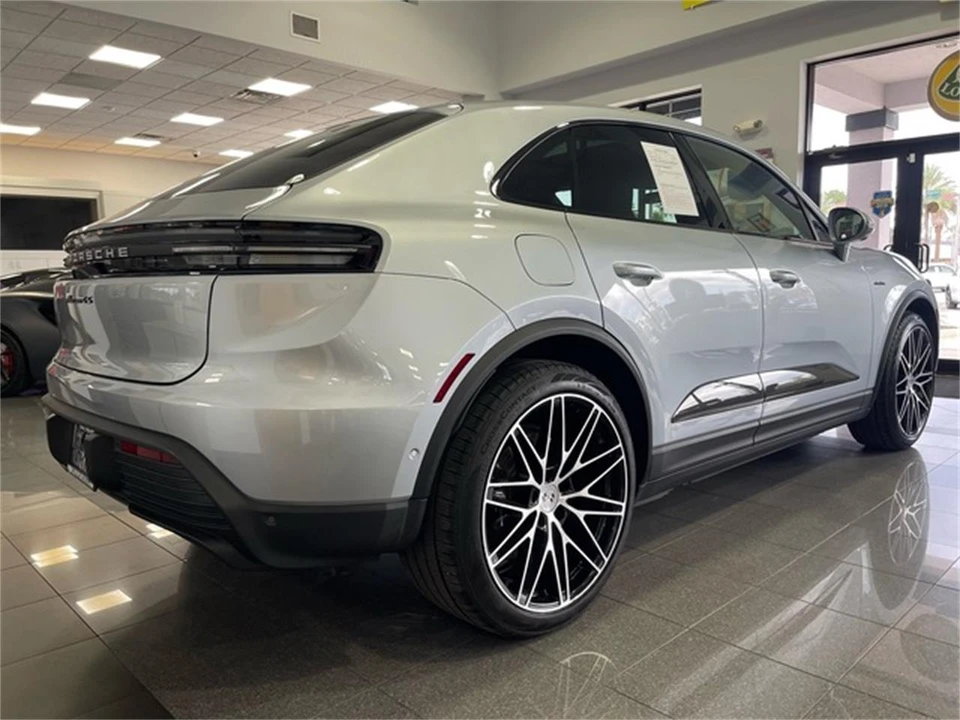 2025 Porsche Macan Electric - Image 5 of 31