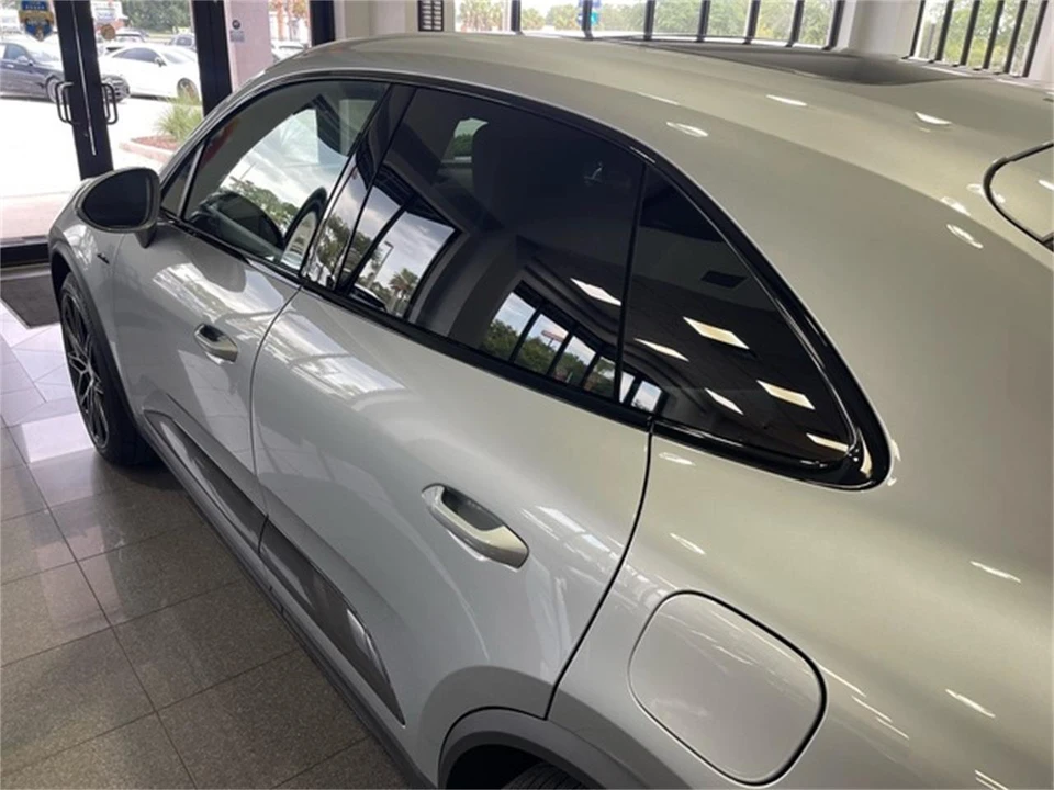 2025 Porsche Macan Electric - Image 13 of 31