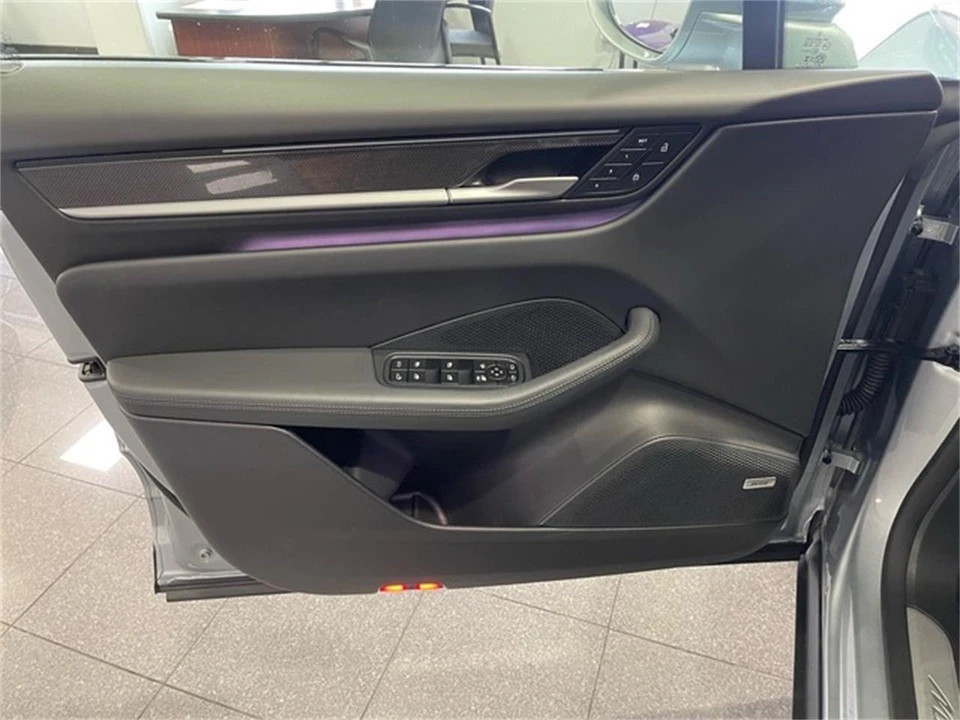2025 Porsche Macan Electric - Image 21 of 31