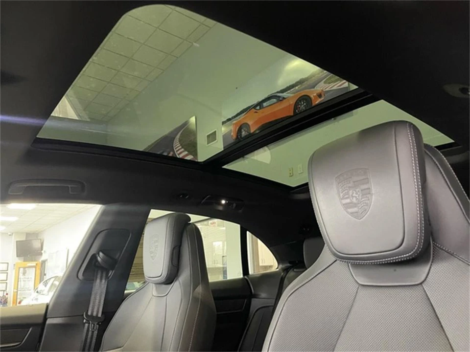 2025 Porsche Macan Electric - Image 25 of 31
