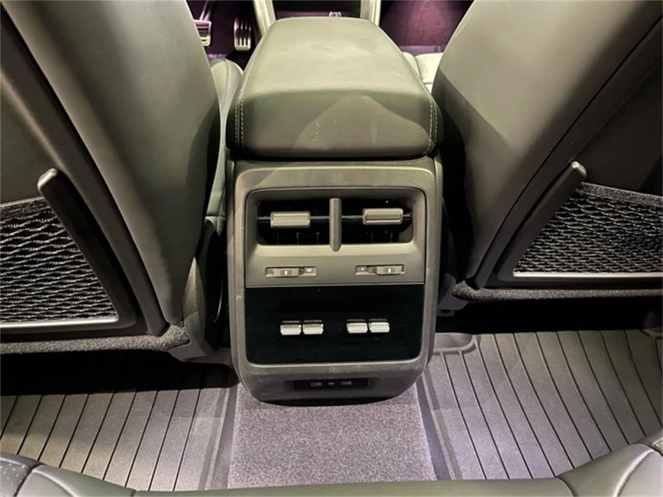 2025 Porsche Macan Electric - Image 29 of 31