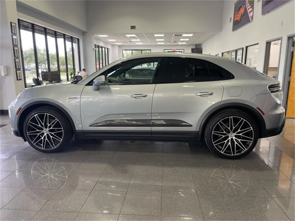 2025 Porsche Macan Electric - Image 2 of 31