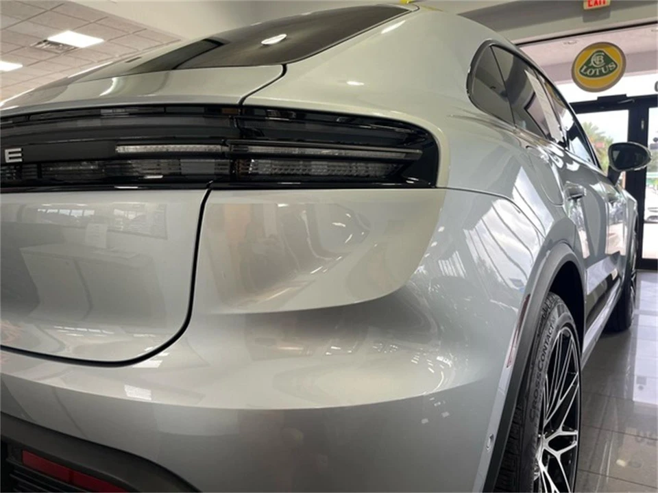 2025 Porsche Macan Electric - Image 16 of 31