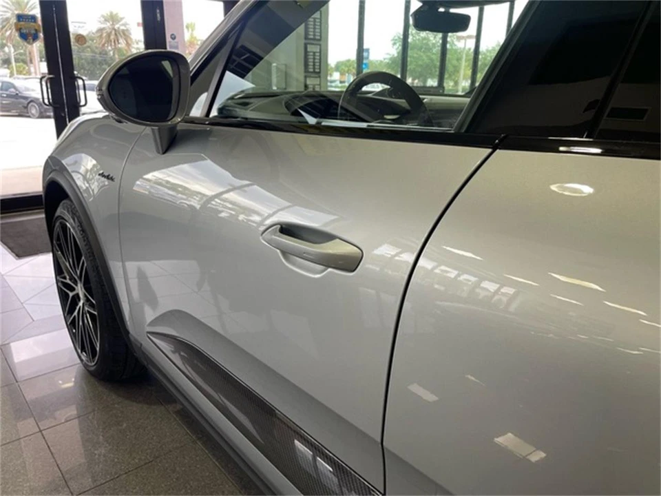 2025 Porsche Macan Electric - Image 12 of 31