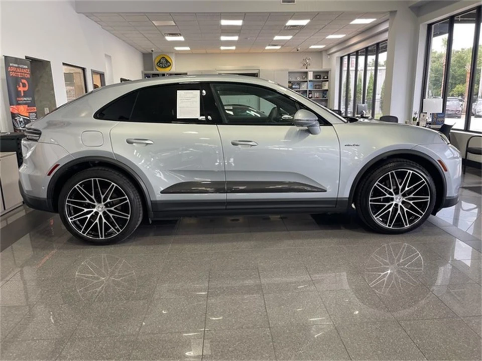 2025 Porsche Macan Electric - Image 6 of 31