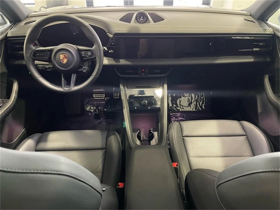 2025 Porsche Macan Electric - Image 28 of 31