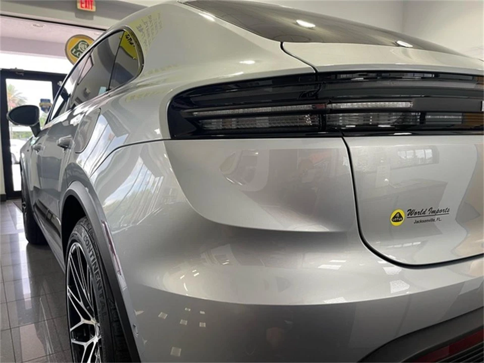 2025 Porsche Macan Electric - Image 14 of 31