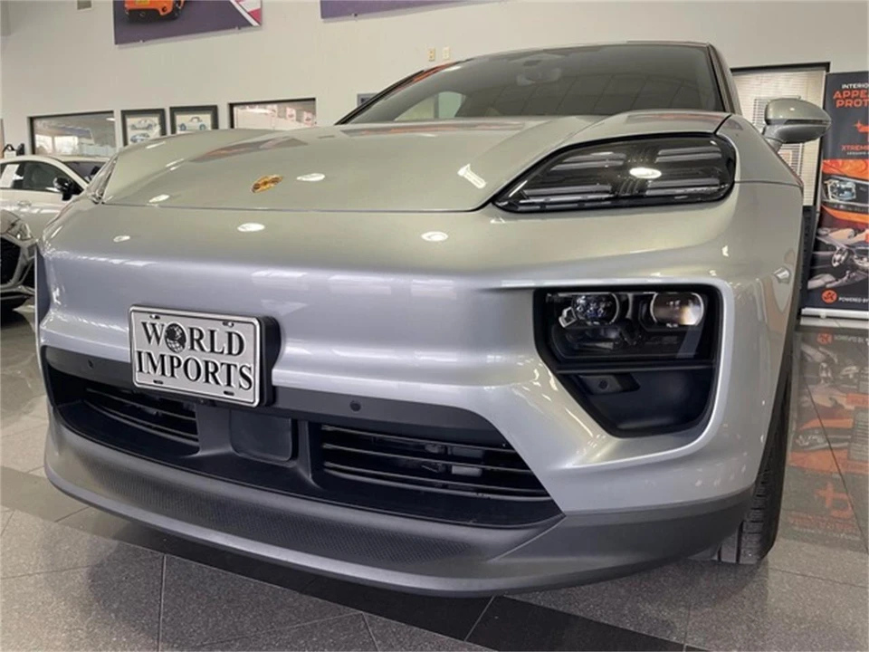 2025 Porsche Macan Electric - Image 10 of 31