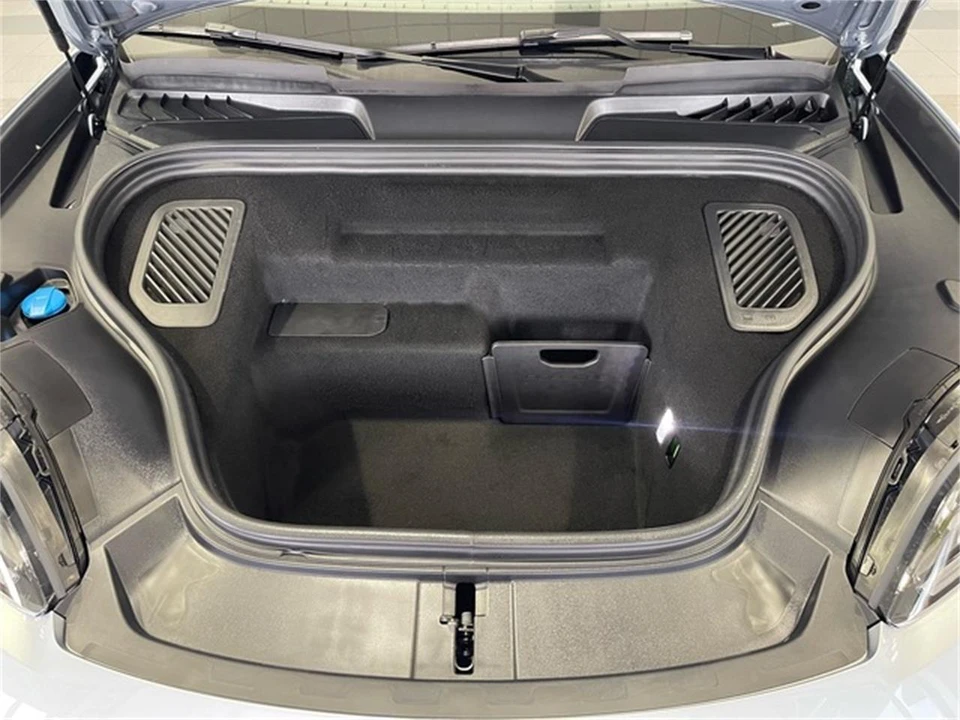 2025 Porsche Macan Electric - Image 18 of 31