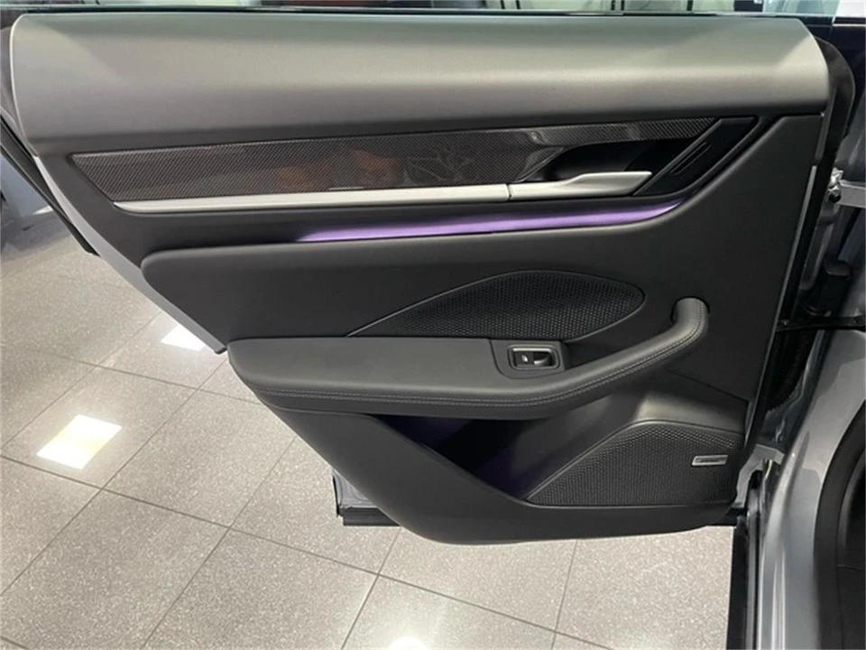 2025 Porsche Macan Electric - Image 30 of 31