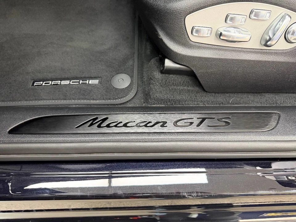 2025 Porsche Macan Electric - Image 24 of 31