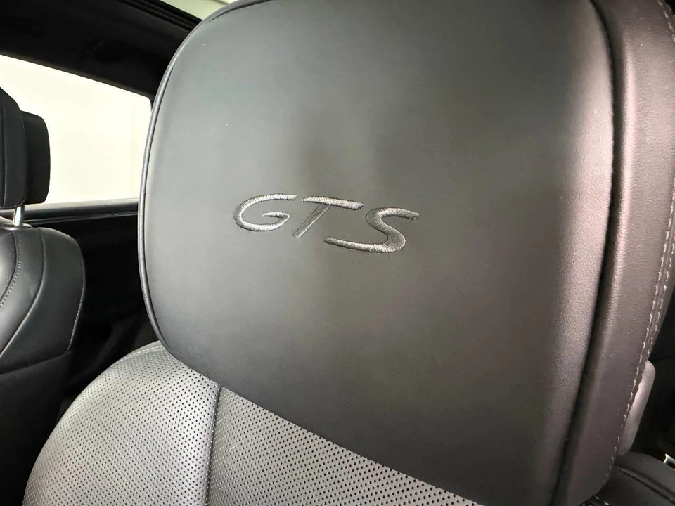 2025 Porsche Macan Electric - Image 25 of 31