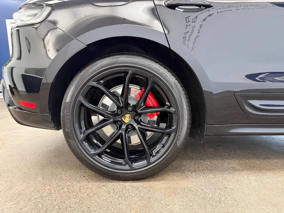 2025 Porsche Macan Electric - Image 16 of 31