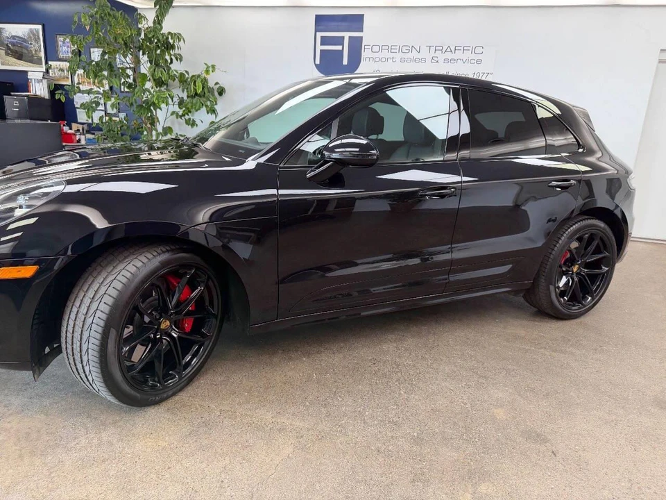 2025 Porsche Macan Electric - Image 27 of 31