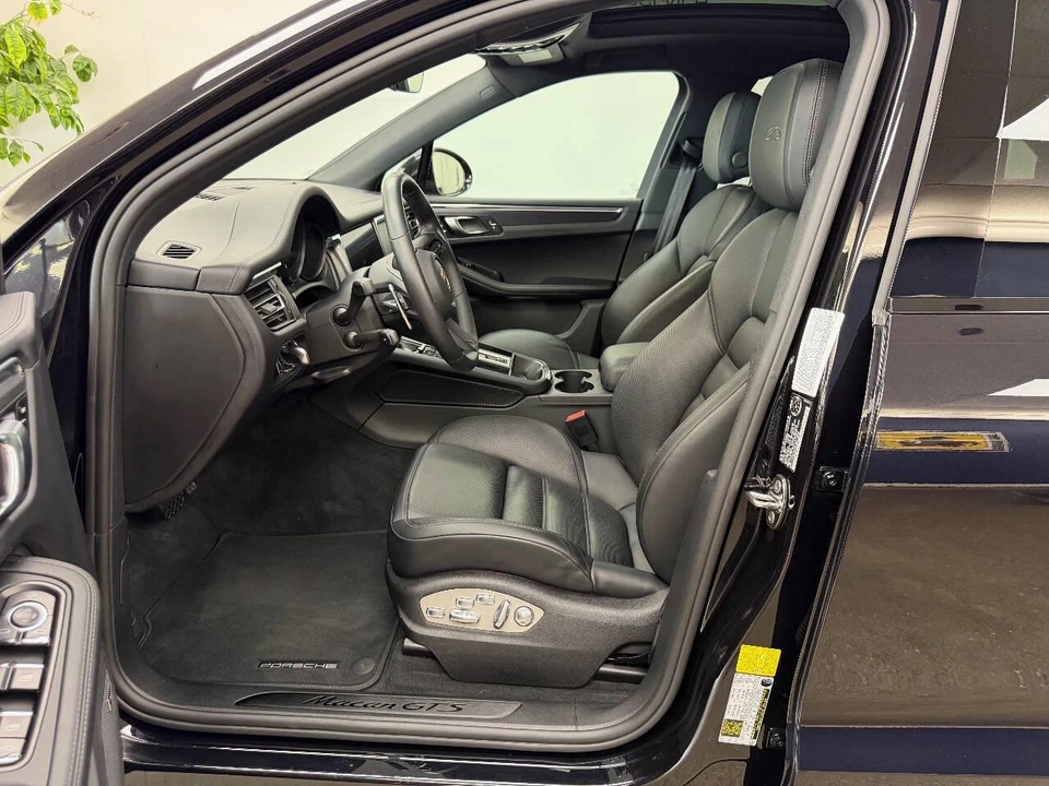 2025 Porsche Macan Electric - Image 22 of 31