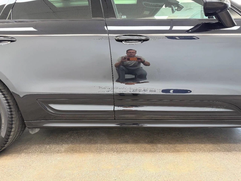 2025 Porsche Macan Electric - Image 18 of 31