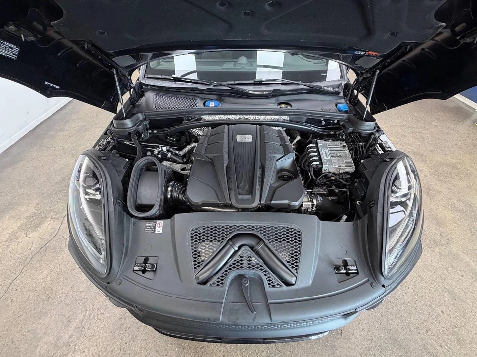 2025 Porsche Macan Electric - Image 30 of 31