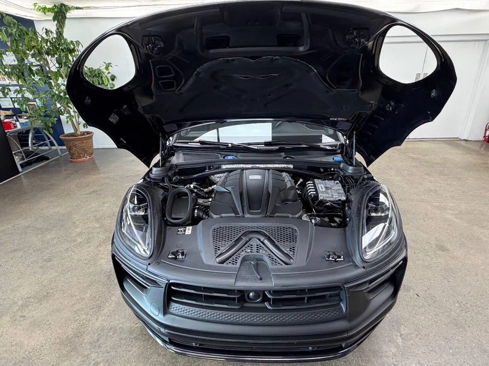 2025 Porsche Macan Electric - Image 15 of 31