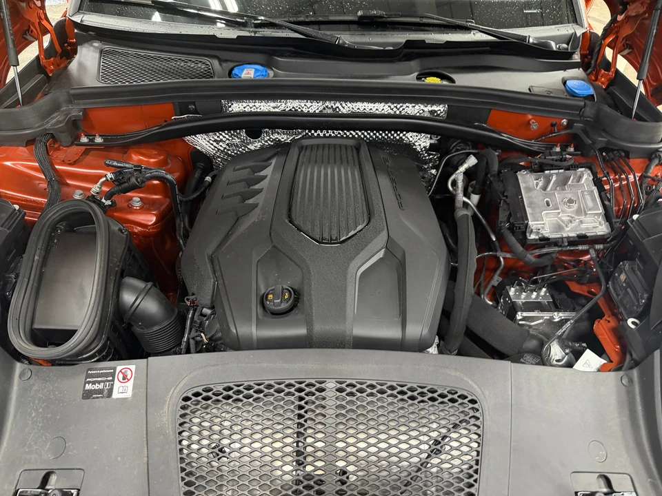 2025 Porsche Macan - Image 2 of 31
