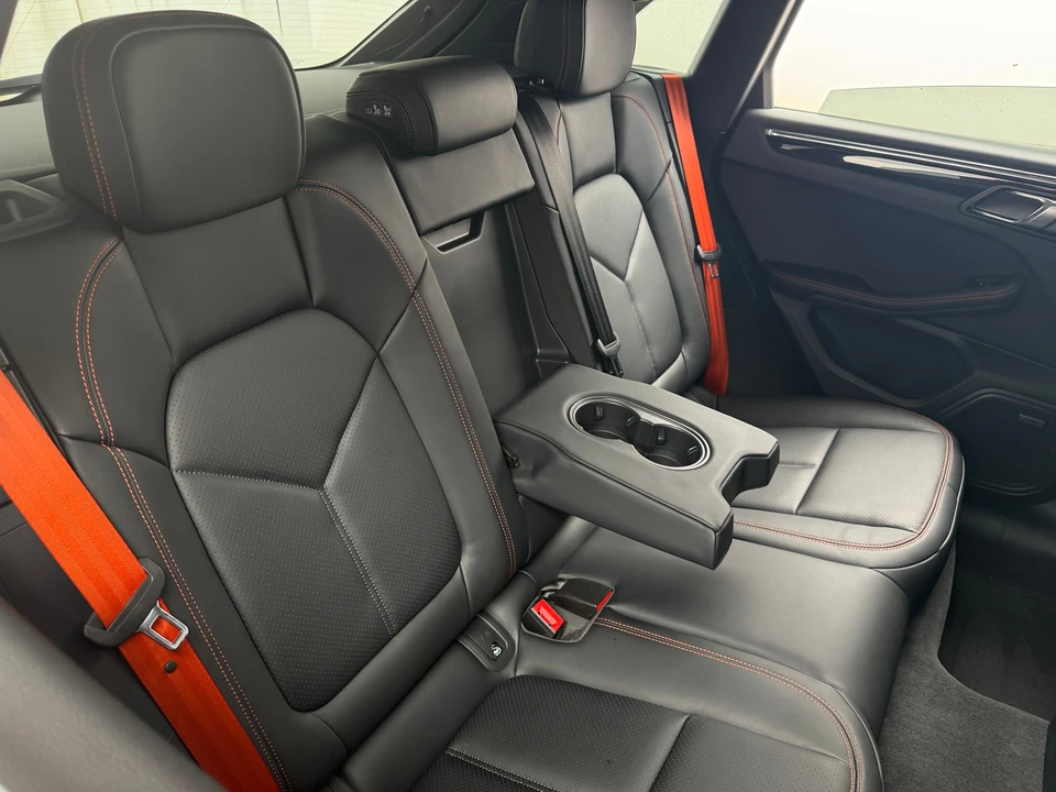 2025 Porsche Macan - Image 11 of 31