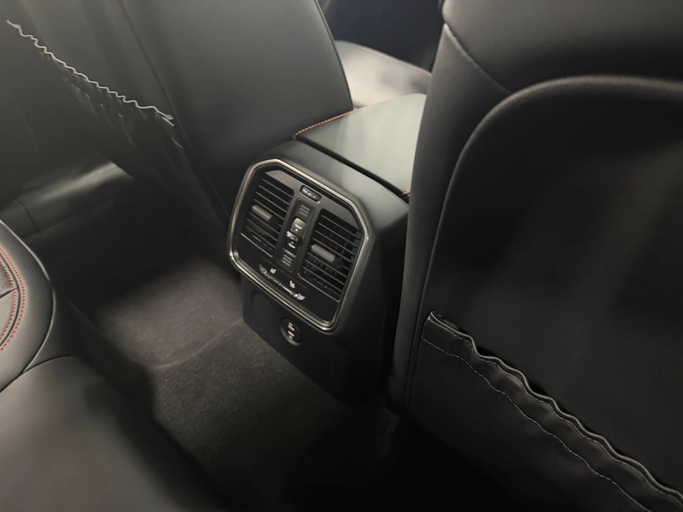 2025 Porsche Macan - Image 9 of 31