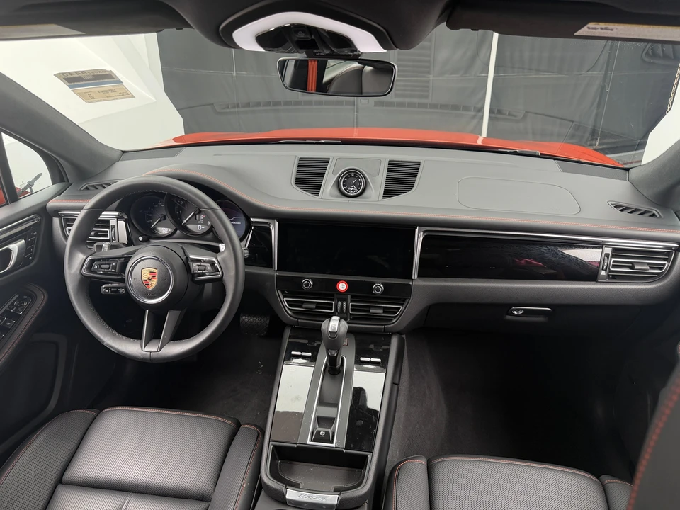 2025 Porsche Macan - Image 10 of 31