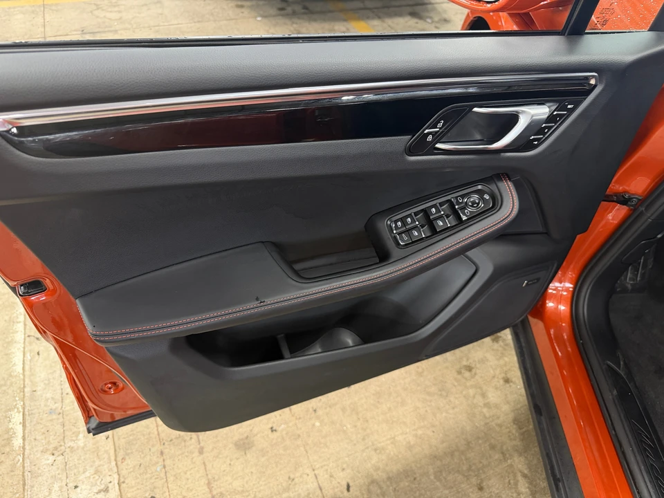 2025 Porsche Macan - Image 8 of 31