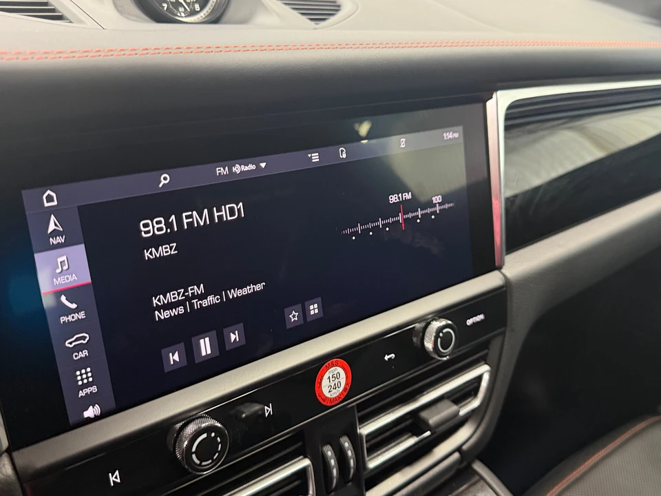 2025 Porsche Macan - Image 15 of 31