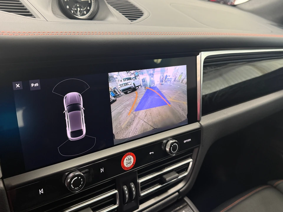 2025 Porsche Macan - Image 17 of 31