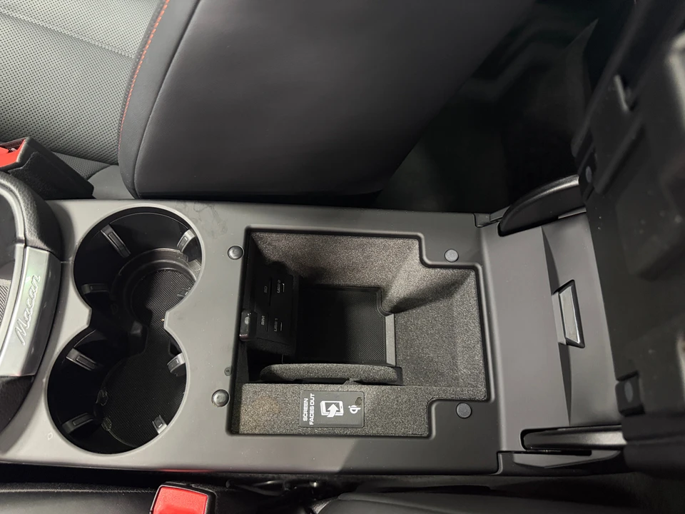 2025 Porsche Macan - Image 18 of 31