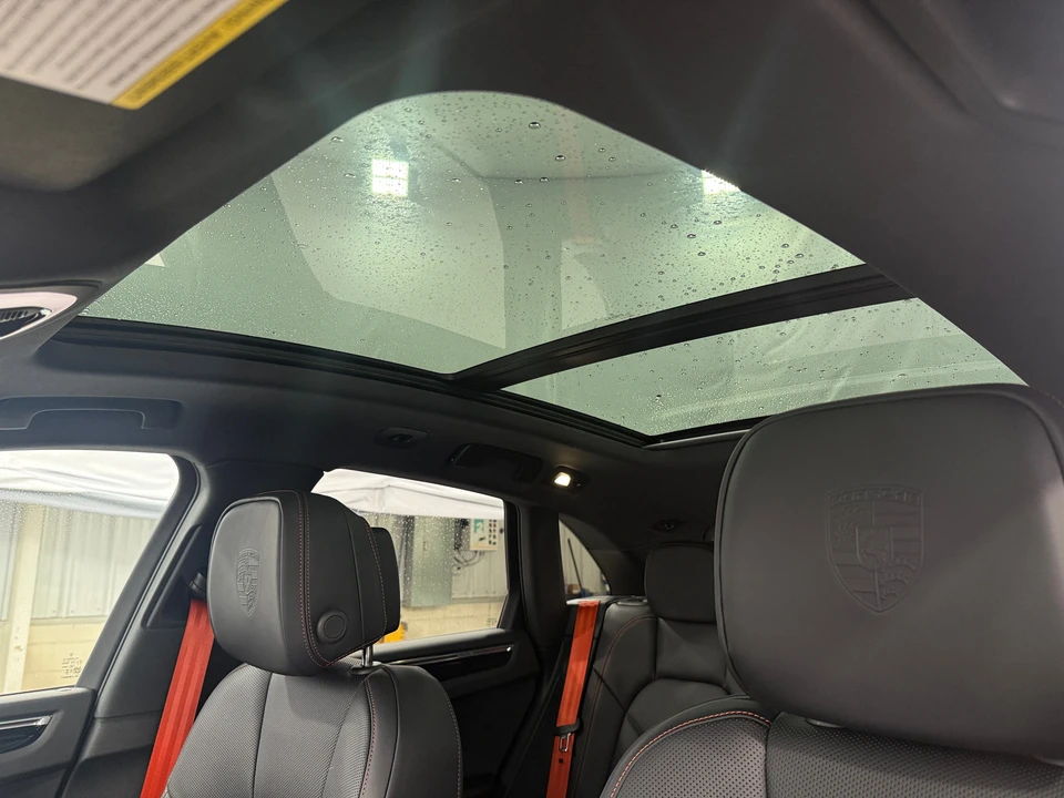 2025 Porsche Macan - Image 19 of 31