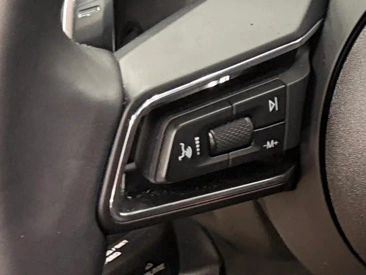 2025 Porsche Macan - Image 21 of 31