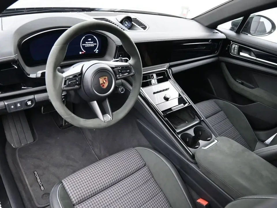 2025 Porsche 976 Panamera - Image 8 of 9