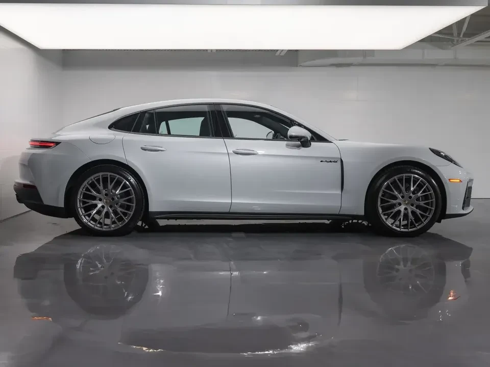 2025 Porsche 976 Panamera - Image 4 of 20