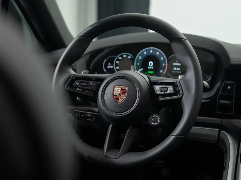 2025 Porsche 976 Panamera - Image 17 of 20