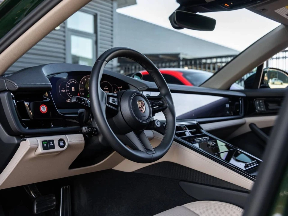 2025 Porsche 976 Panamera - Image 4 of 4
