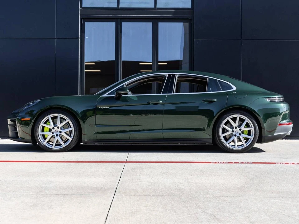 2025 Porsche 976 Panamera - Image 2 of 4