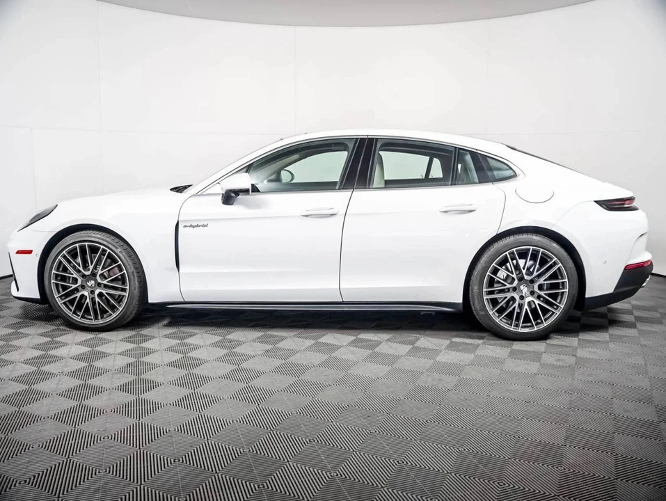 2025 Porsche 976 Panamera - Image 2 of 4