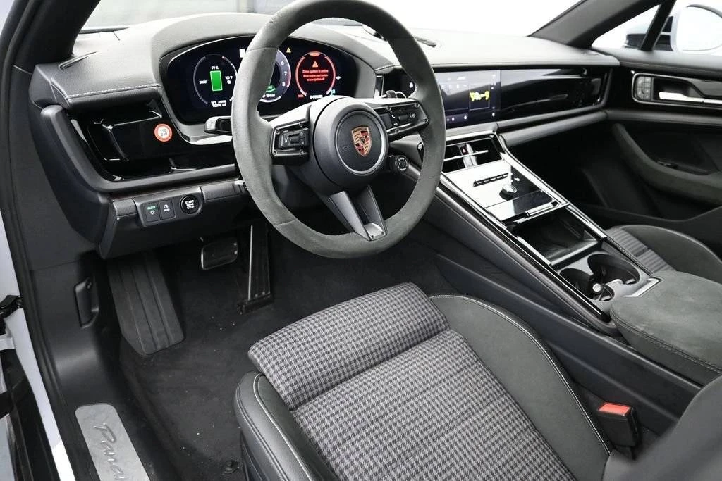 2025 Porsche 976 Panamera - Image 4 of 5