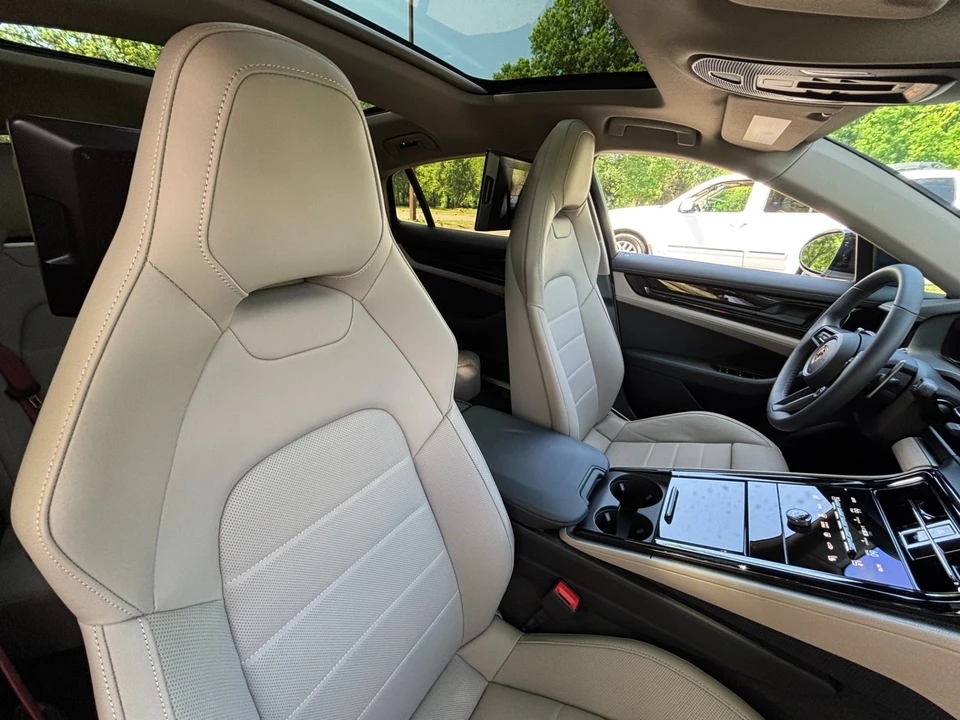 2025 Porsche 976 Panamera - Image 25 of 31