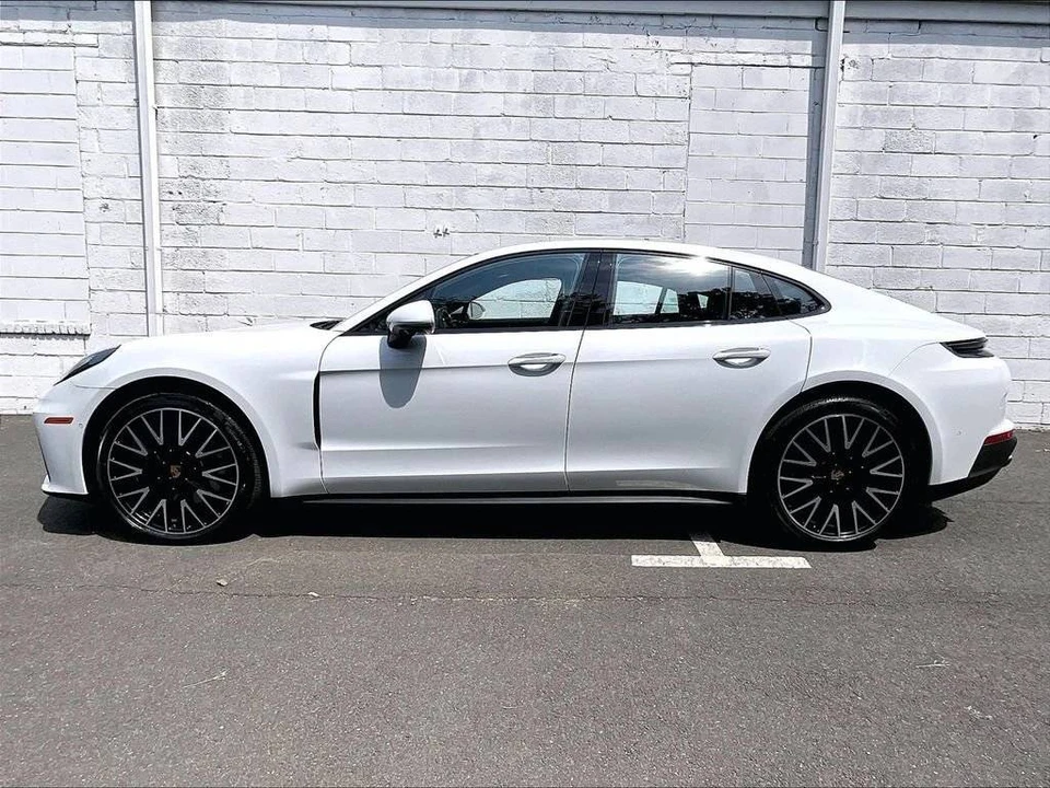 2025 Porsche 976 Panamera - Image 2 of 4