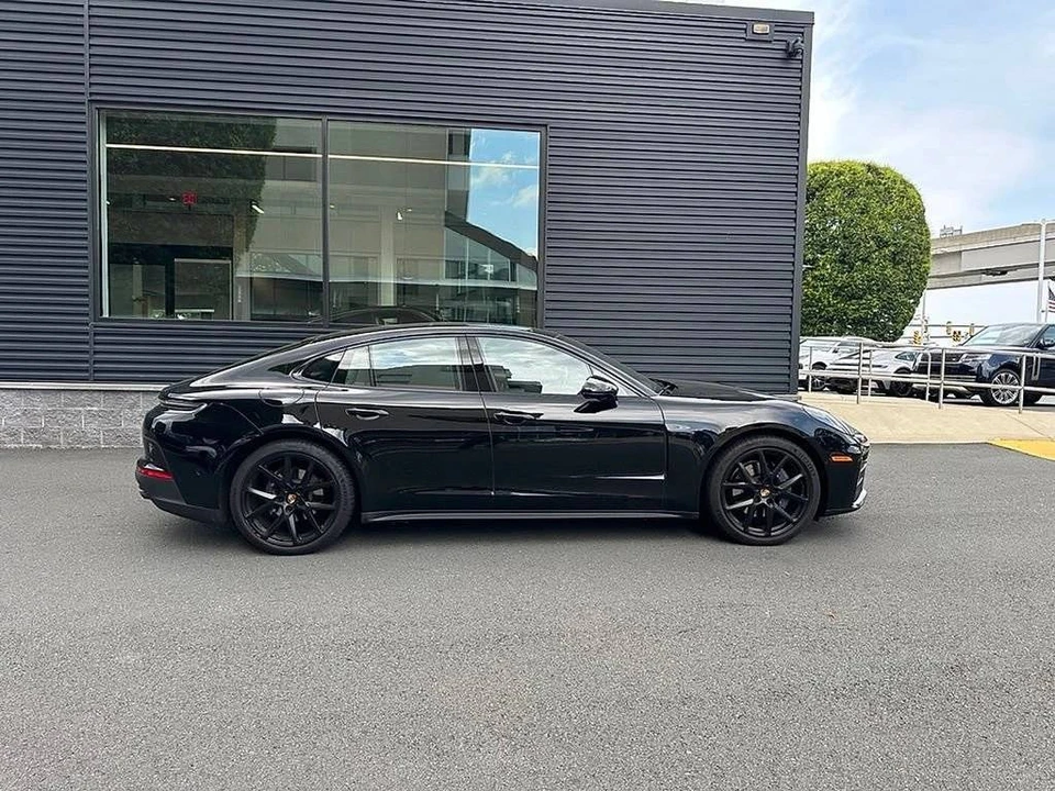 2025 Porsche 976 Panamera - Image 2 of 5