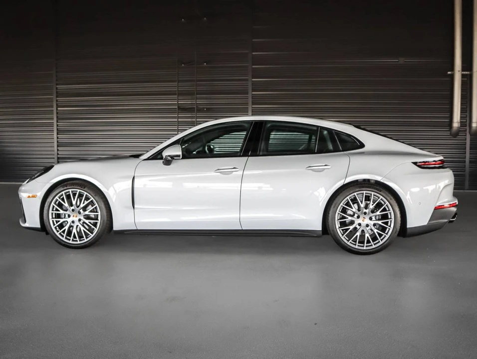 2025 Porsche 976 Panamera - Image 2 of 5