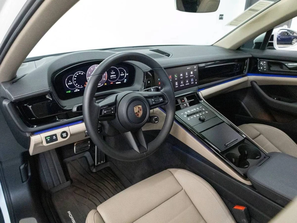 2025 Porsche 976 Panamera - Image 4 of 4