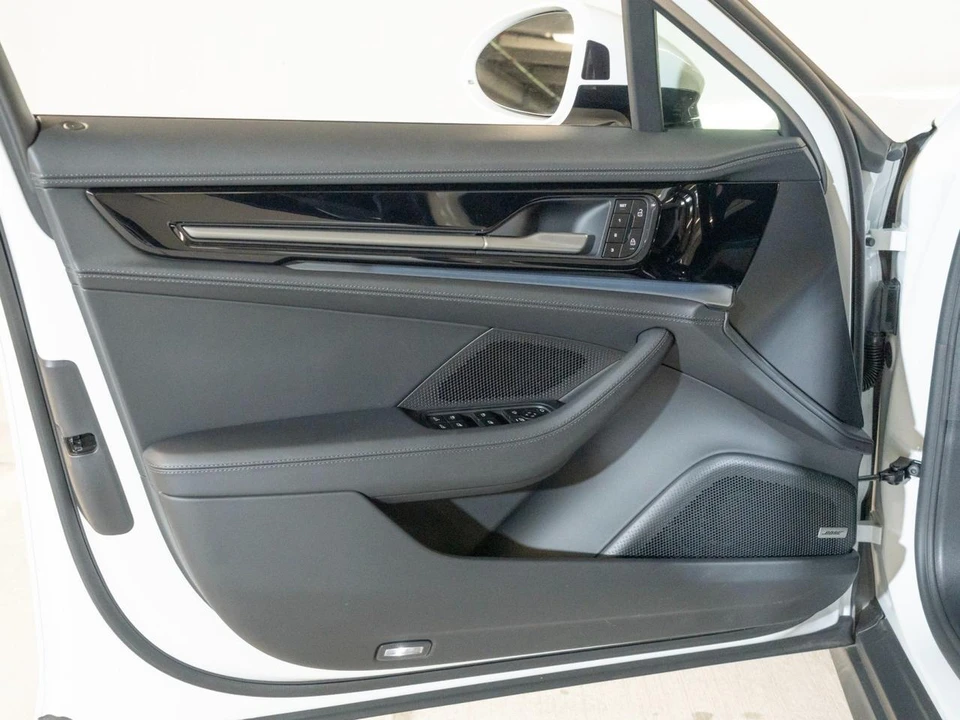 2025 Porsche 976 Panamera - Image 27 of 31