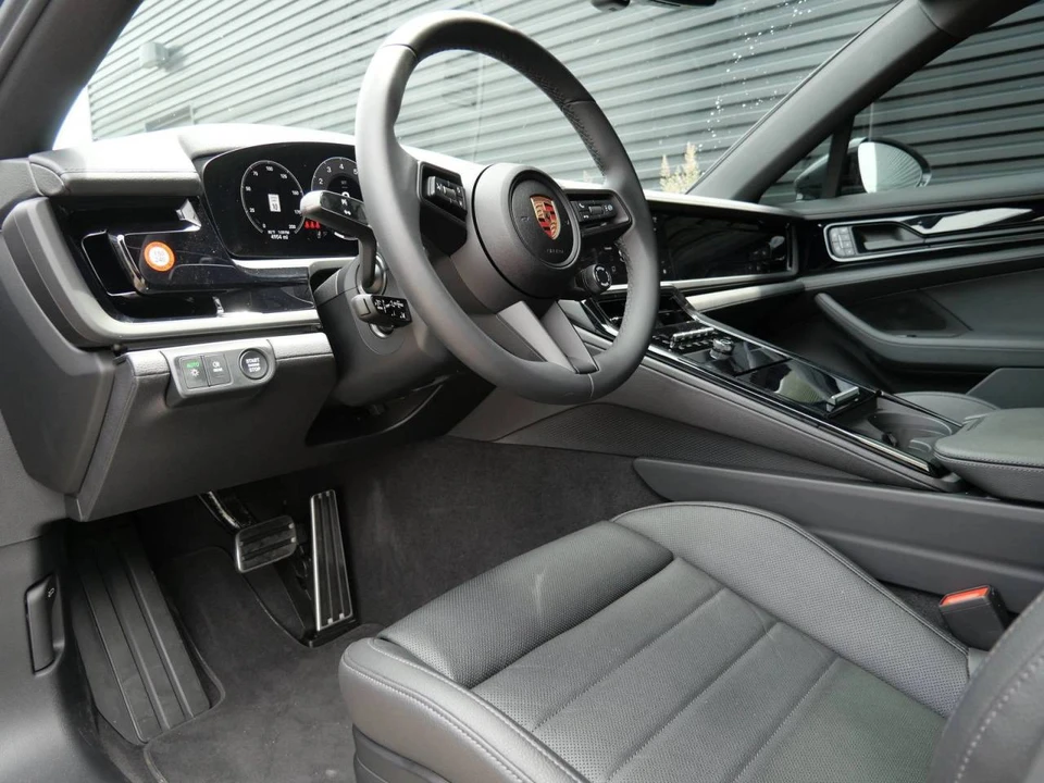 2025 Porsche 976 Panamera - Image 4 of 5