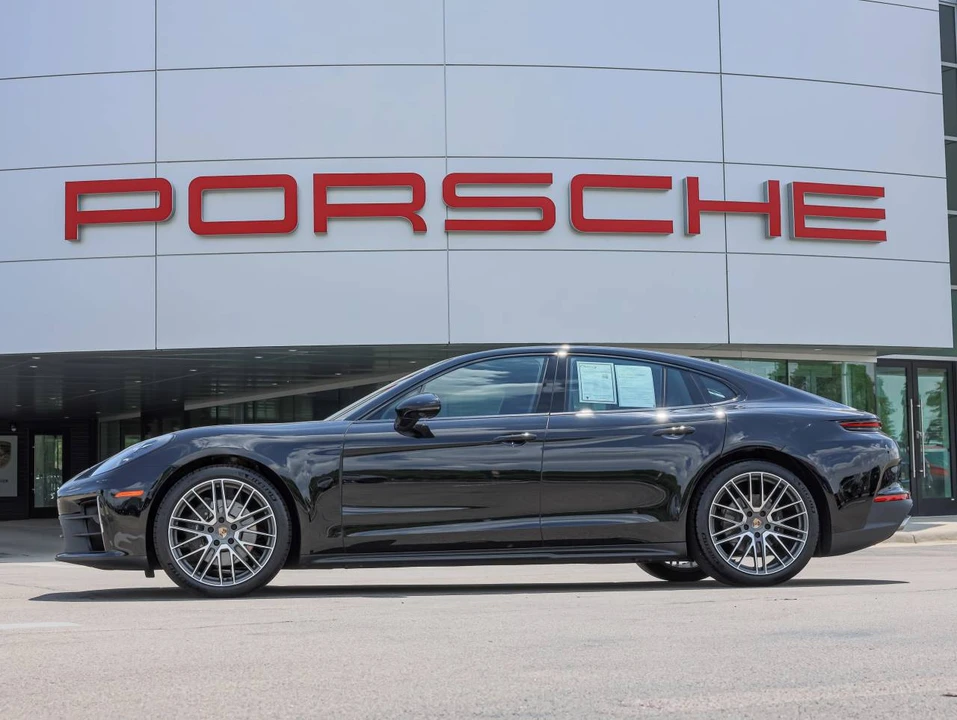 2025 Porsche 976 Panamera - Image 2 of 5