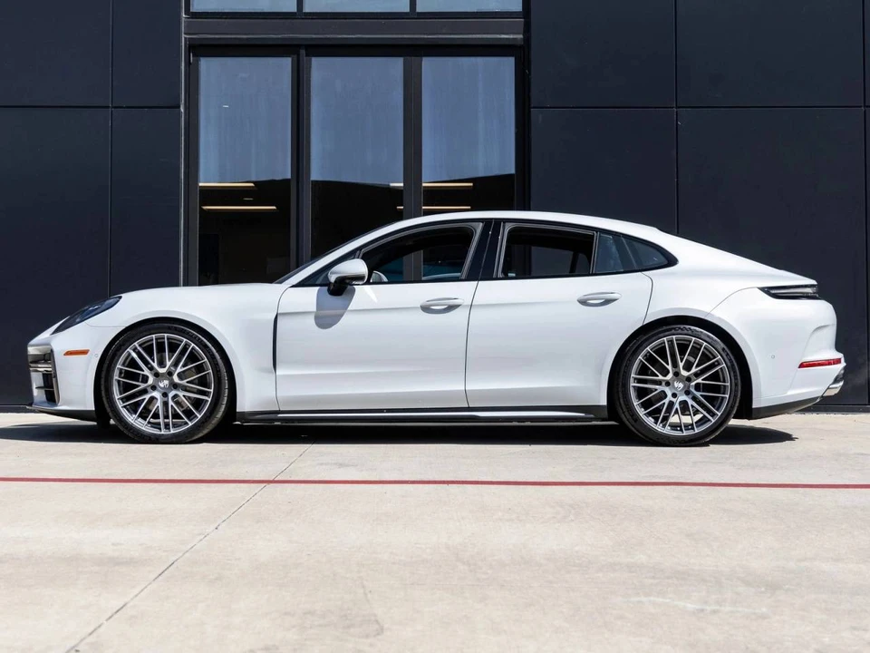 2025 Porsche 976 Panamera - Image 2 of 4